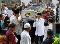 Kaesang Takziah Bu Ani di Singapura, Di-bully karena Pakai Jins, Dipuji karena Cium Tangan SBY 