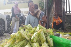 H-2 Lebaran, Kulit Ketupat Janur Dijual Rp800 Per Biji
