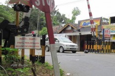 Viral: Nekat Terobos Palang Kereta Api, Pembonceng Malah Terjungkal