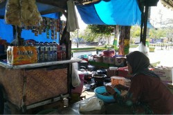 Lebaran, Ibu Ini Tetap Berjualan..