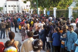 Warga Rela Mengantre Demi Sembako Pemberian Jokowi