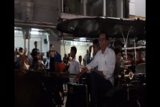 Pulang Beli Mainan, Malam-Malam Jokowi Naik Andong