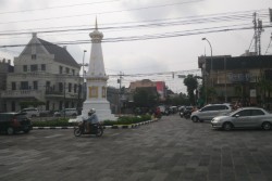 Simpang Empat Tugu Jogja Ramai Lancar
