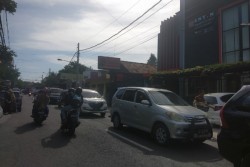 Macet Simpang Manding Bikin Pemudik Mampir Belanja