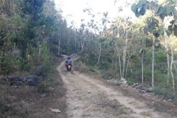 Pengunjung Pantai Selatan Keluhkan Jalan Rusak