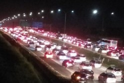 Tol Cipali hingga Jakarta-Cikampek Macet dari Sore hingga Malam