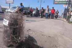 Salut, Demi Kenyamanan Pemudik, Kompol Klaten Sweeping Ranjau Paku di Jalan Solo-Jogja