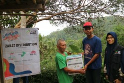 Cerita Relawan MRI Tembus Medan Terjal Antar Paket Zakat