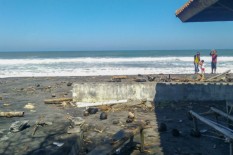 Waspada Berwisata di Pantai Selatan, Ombak Tinggi Telah Merusak Bangunan dan Menyeret Wisatawan
