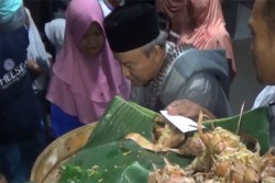 Kupat Jembut Diinginkan Banyak Orang di Semarang, Ada Uang di Dalamnya