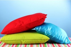 Jauhkan 5 Benda Ini dari Bantal Jika Ingin Tidur Nyenyak..