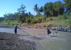 Kali Serang Surut, Warga Berbondong-bondong Mencari Ikan