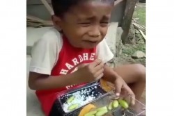 Bocah Ini Kunyah Belimbing Wuluh, Netizen: Mulut Gue Auto Berliur