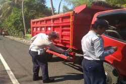 Truk Pengangkut Material Tambang untuk Proyek Bandara, Banyak Melanggar Aturan