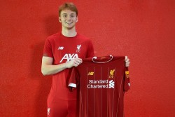 Bek 17 Tahun Jadi Rekrutan Pertama Liverpool