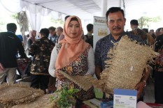 RAFAEL CRAFT : Menganyam Agel, Merajut Rezeki