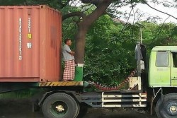 Foto Pria Salat di Truk Kontainer Ini Bikin Warganet Bertanya-Tanya, Sujudnya Bagaimana?