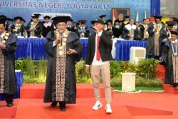  Wisudawan UNY Dapat Kejutan, Rektor Tiba-Tiba Ngerap Bareng Juki 'Kill The DJ'