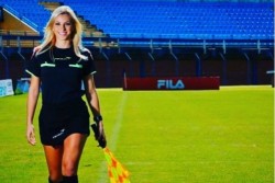 Viral, Wasit Cewek Ini Jahili Pemain Bola