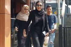 Denada Jenguk ke Rutan, Jerry Aurum Menangis Saat Melihat Barang Titipan dari Shakira