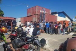 Tak Dipakai Tenaganya, Buruh Bongkar Muat Duduki Pelabuhan