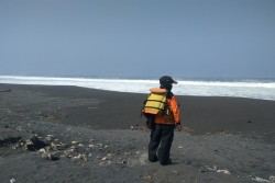 Gelombang Laut Masih Tinggi, Wisatawan Pantai Diminta Waspada
