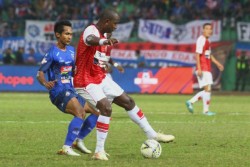 Mampu Pertahankan Keunggulan di Lapangan Buruk, Pelatih Arema Mengaku Beruntung