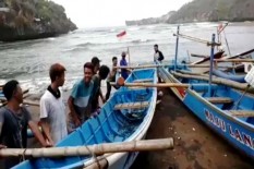 Gelombang Tinggi Mengancam, Puluhan Perahu di Pantai Baron Diamankan