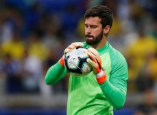 Dalam Satu Musim, Alisson Raih 3 Sarung Tangan Emas 