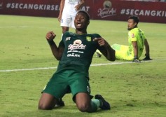 Amido Balde Hattrick, Persebaya Lumat Persib 