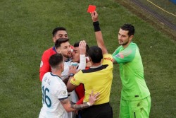 Messi Dikartu Merah, Argentina Menang