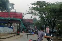 Cor Beton Proyek Jalan Tol BORR Ambruk, Lalu Lintas Dialihkan