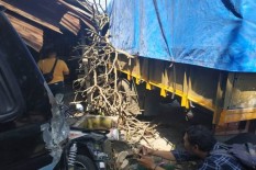 Senggol 1 Mobil, Truk Tabrak Toko Bangunan di Sumber Solo