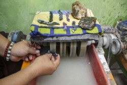Ini Nasib Pedagang Batu Aki Pasar Rawa Bening yang Sempat Berjaya..