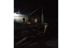 Kebakaran Gudang Kayu di Sragen, Jati Rp203 Juta Hangus dalam Sekejap