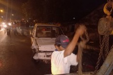 Tak Bisa Kendalikan Laju, Pikap Putih yang Dikendarai Emak-Emak Nyungsep di Selokan Solo