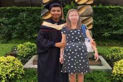 Ini Cerita Peserta Wisuda Bawa Patung Kertas Bergambar Ibunya Sebagai Pendamping