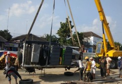Mobil Terperosok di Underpass Kentungan Berpelat Australia