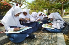 Anak-Anak Sekolah Melukis Gratis di Alun-Alun Wates