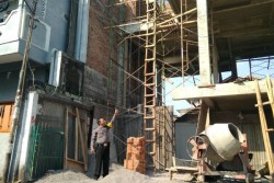  Tersengat Listrik saat Mengukur Lantai Atas, Pekerja Jatuh Tersangkut Scaffolding