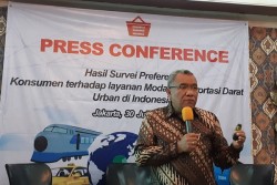 Hasil Survei: Warga Lebih Senang Naik Ojol dan Taksi Online Ketimbang Transportasi Umum