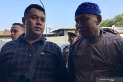 Abah Grandong Pemakan Kucing Hidup Diserahkan ke Polisi, Disebut Belajar Ilmu Hitam