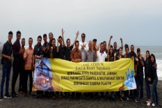 The Atrium Bersihkan Sampah Plastik di Pantai Kuwaru