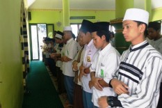 Mbah Moen Wafat, Santri Ponpes Darul Quran Gelar Shalat Gaib
