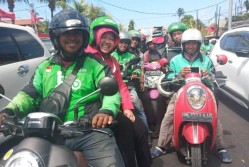 Wali Kota Risma Naik Ojek Daring ke Kongres PDIP