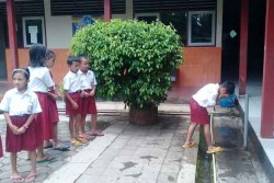 Kekurangan Air Bersih, Siswa SD di Girimulyo Repot Saat Harus ke Kakus