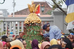 Mahfud MD Ikut Garebek Gunungan di Kraton Jogja, Seperti Ini Penampakannya