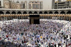 Hujan Deras, Jemaah Calon Haji Tetap Semangat Lempar Jamrah