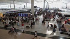 Kisruh Pendemo di Bandara Hong Kong, Ini Foto-Fotonya ...
