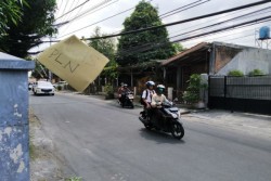 Sudah Ada yang Celaka, Kabel Menjuntai ke Jalan di Concat Ini Bahayakan Pengendara